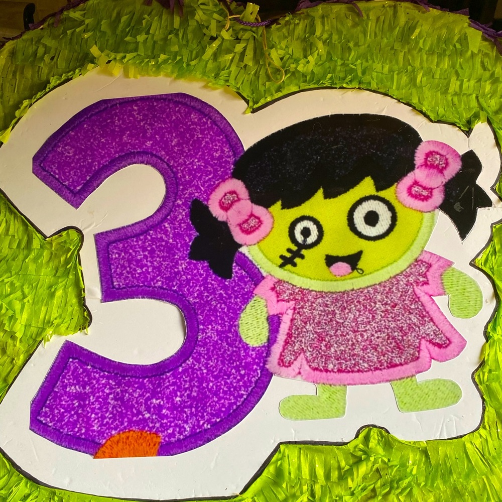 Piñata temática Niña Zombie, se puede adaptar, cambiar el logo del centro.